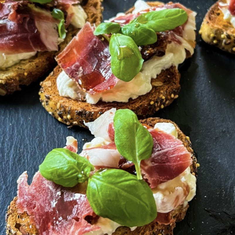 tosta-fig-burrata-jamon-iberico